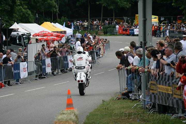 IMG_0699.JPG - "Mister Superbike" Peter Rubatto zeigt sein Können vor dem Hotel Glemseck