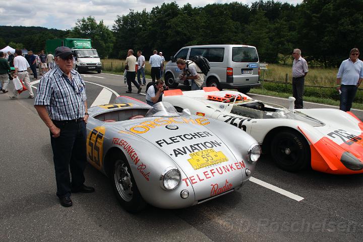 IMG_6548.JPG - Herbert Linge vor den beiden Porsche Rennern aus dem Werksmuseum in Zuffenhausen